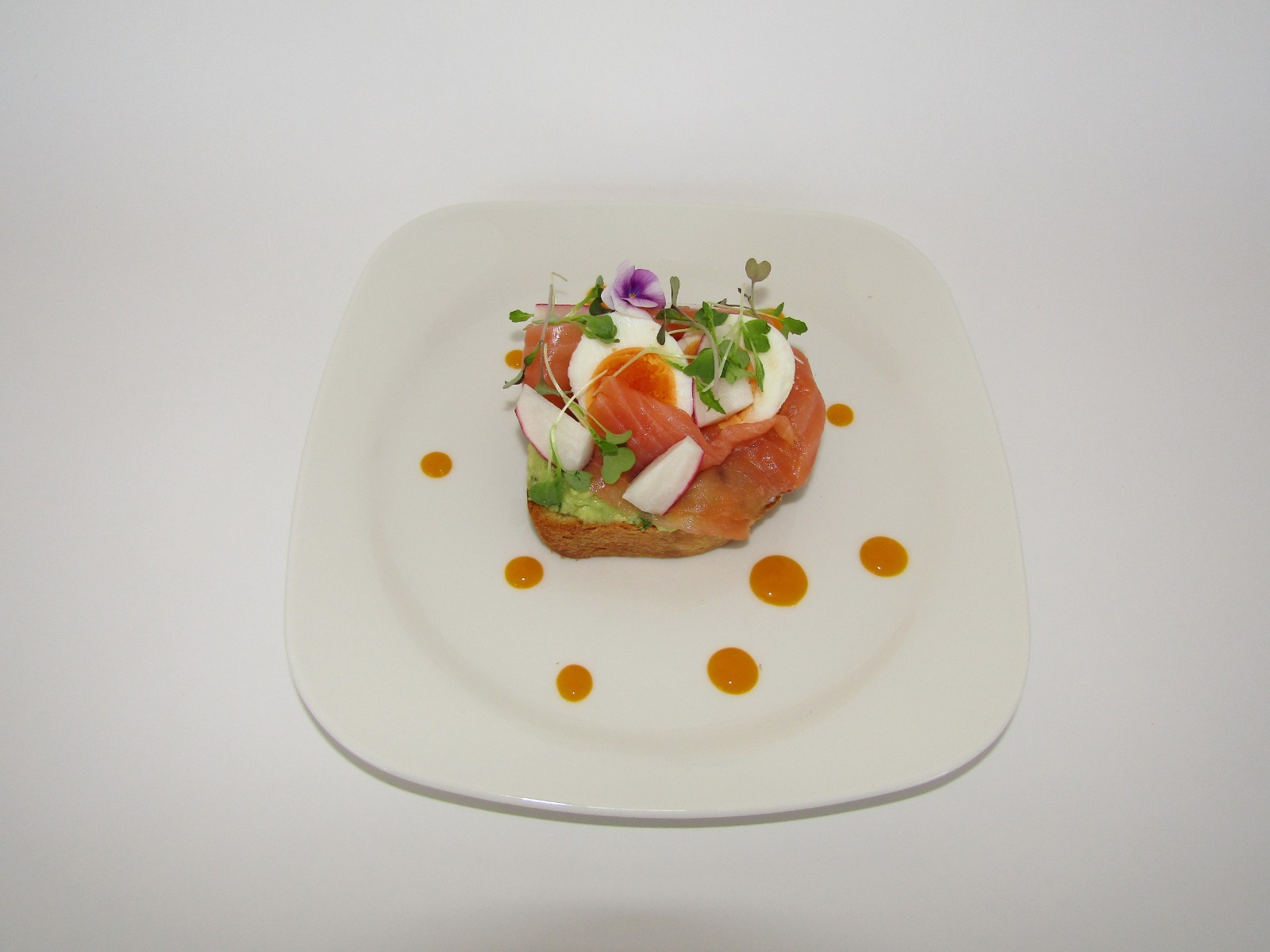 tostada de salmon y queso