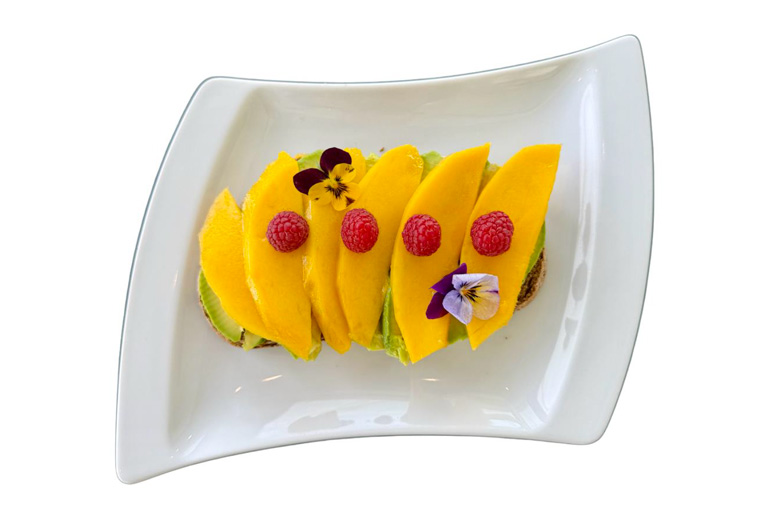 tostada aguacate mango