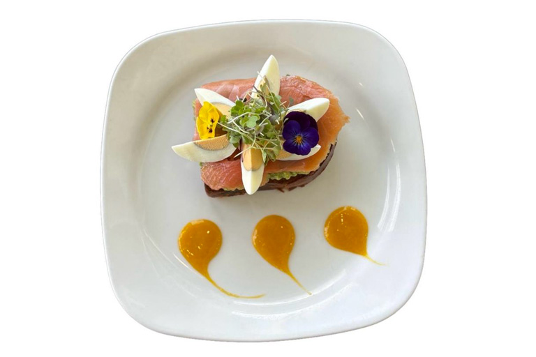 tostada guacamole salmon